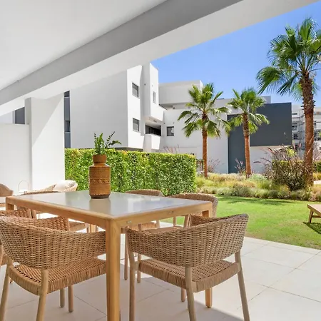 Moderno Oasis Con Jardin Y Piscinas En Vanian *