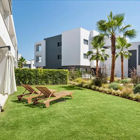 Moderno Oasis Con Jardin Y Piscinas En Vanian Estepona