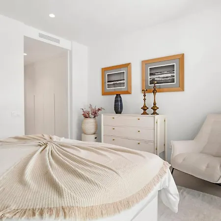 Moderno Oasis Con Jardin Y Piscinas En Vanian Estepona