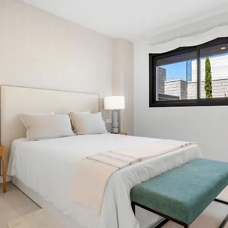 Moderno Oasis Con Jardin Y Piscinas En Vanian