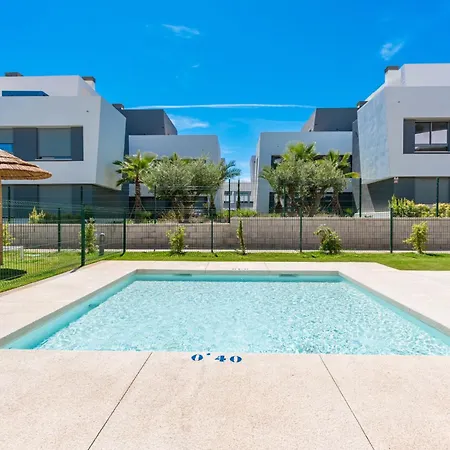 Moderno Oasis Con Jardin Y Piscinas En Vanian *